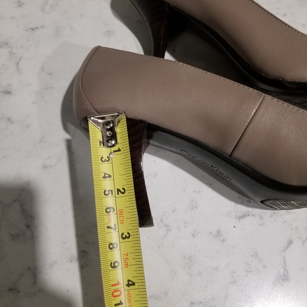 👠CALVIN KLEIN NUDE HEELS - Picture 3 of 9